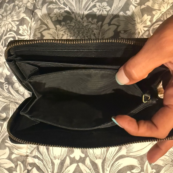 Gucci Black and Gold Zipper Wallet - Picture 9 of 9